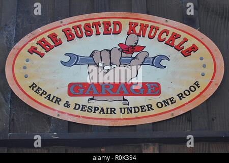 L'BUSTED KNUCKLE GARAGE AMUSANT, SIGNE À BORGIE LODGE, CAITHNESS, en Écosse. Banque D'Images