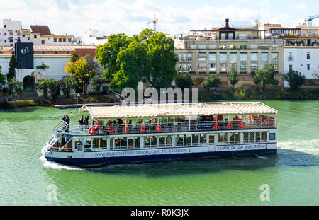 Bateau à visiter sur le Rio Guadalquivir à Séville, Espagne Banque D'Images