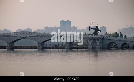 WUHAN HUBEI/ CHINE - OCT 04 2018 : Très beau coucher du soleil à Wuhan et ancienne statue. Et avec l'arche du pont. Banque D'Images