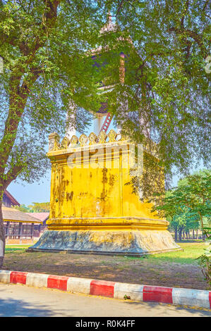 La tour de l'horloge de style inhabituel situé parmi la verdure du jardin du palais de Mandalay, Myanmar Banque D'Images