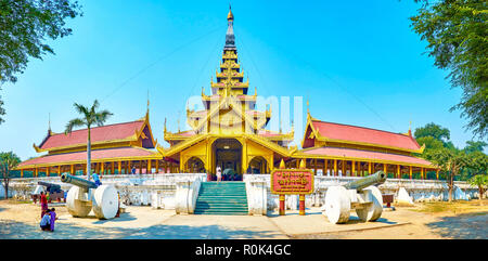 MANDALAY, MYANMAR - février 23, 2018 : La vue panoramique sur le Palais Royal avec beaucoup, d'une salle d'audience avec la flèche dans le milieu, le 23 février dans l'Homme Banque D'Images