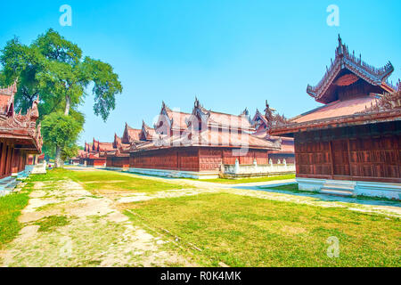 Les rangées de pavillons en bois pour différentes fins, situé derrière le bâtiment principal du Palais Royal de Mandalay, Myanmar Banque D'Images