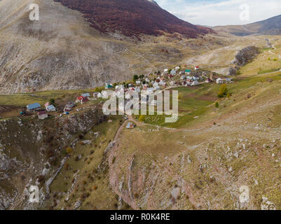 Lukomir village isolé en milieu rural la Bosnie, drone aérien vue. Banque D'Images