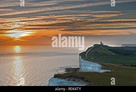 La belle Tout phare de Beachy Head au coucher du soleil, Eatbourne Suusex, à l'Est, Royaume-Uni. Banque D'Images