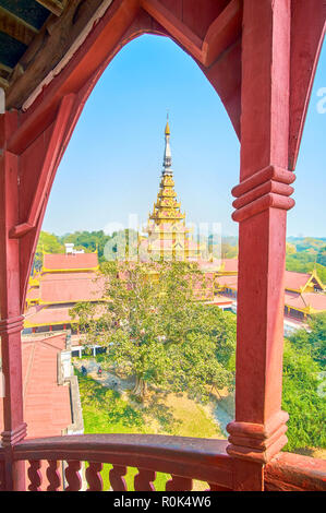 La belle vue sur la flèche d'or à partir de la fenêtre de la tour de garde du palais de Mandalay, Myanmar Banque D'Images