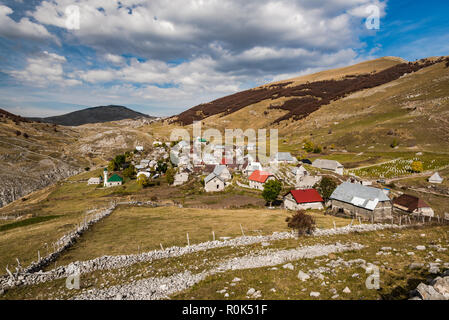 Lukomir, dernier village préservé, dans les montagnes. Banque D'Images