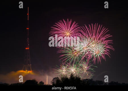 Voir d'artifice, Crystal Palace Park, et de transmission radio (émetteur de télévision) sur feu de nuit, le 5 novembre, se souvenant de Guy Fawkes Banque D'Images