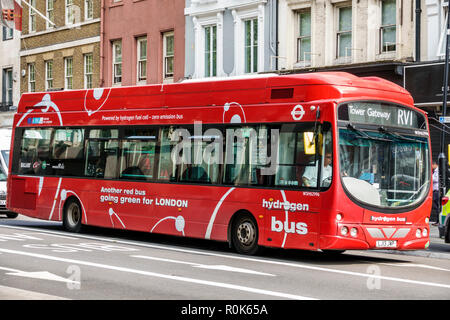 Londres Angleterre,Royaume-Uni,Covent Garden Strand,Wright Pulsar corps à hydrogène VDL SB200 bus,rouge bus,pile à combustible à hydrogène,zéro émission,amical,vert mov Banque D'Images