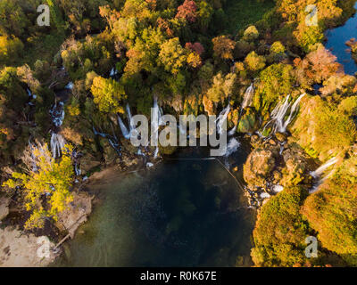 Couleurs d'automne en cascade de Kravica, drone aérien voir,la Bosnie-et-Herzégovine Banque D'Images