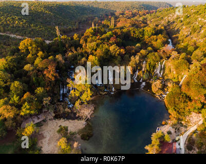 Vue aérienne de Kravica cascade dans la Bosnie-Herzégovine, couleurs d'automne. Banque D'Images