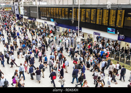 Londres Angleterre,Royaume-Uni,Lambeth South Bank,Waterloo Station,trains,chemin de fer,passagers motards,navetteurs,terminal,homme hommes,femme femme Wo Banque D'Images