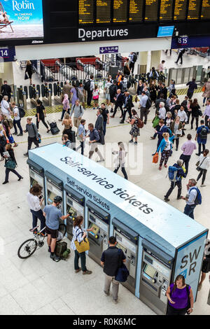 Londres Angleterre,Royaume-Uni,Lambeth South Bank,Waterloo Station,trains,chemin de fer,passagers motards,navetteurs,terminal,homme hommes,femme femme Wo Banque D'Images