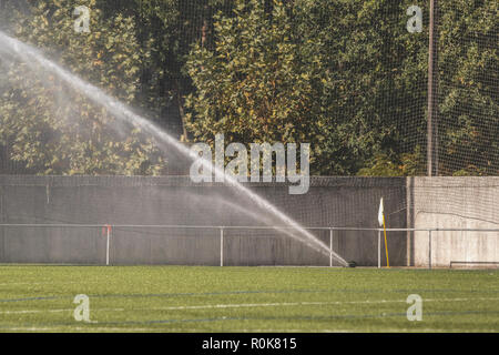 Sprinkler watering à Green grass field dans le stade de soccer / football Banque D'Images