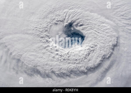 Vue de l'espace montrant l'œil de l'ouragan Florence dans l'océan Atlantique. Banque D'Images