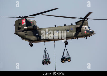 Royal Air Force CH-47 Mk6 transportant élinguées. Banque D'Images