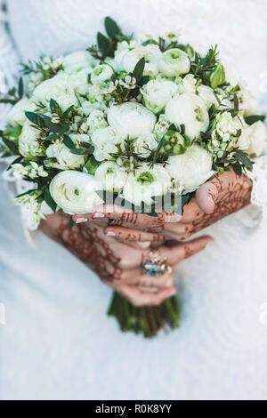 Joli bouquet de mariage dans la main de la mariée avec tatouage mehendi Banque D'Images