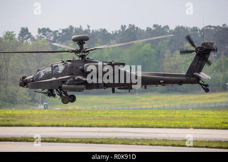 AH-64D Longbow avec radar de la 12e Brigade d'aviation de combat. Banque D'Images