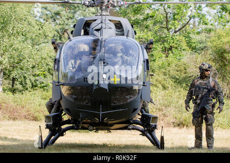 Soldat des forces spéciales allemandes et Airbus H145M hélicoptère. Banque D'Images