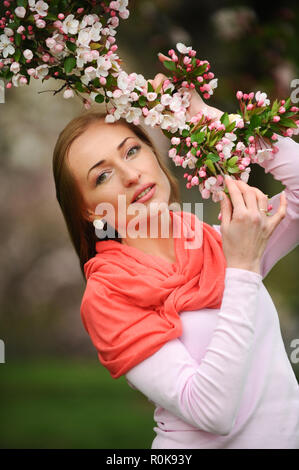 Belle femme blonde en fleurs jardin. Portrait romantiques en plein air. Banque D'Images