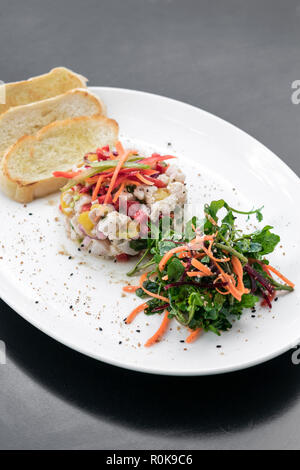 Cru mariné Salade Ceviche de poisson de mer de la cuisine fusion gastronomique moderne starter set à Melbourne Australie restaurant Banque D'Images