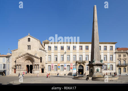 Place de la ville ou de la Plaza de la Place de la République Eygptian & Church obélisque de la Trophime Arles Provence France Banque D'Images