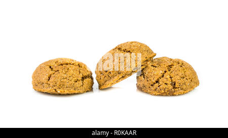 Pepernoten tas de cookies traditionnels dans une rangée sur fond blanc pour l'événement annuel de Sinterklaas aux Pays-Bas le 5 décembre Banque D'Images