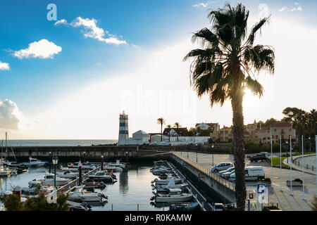 Vue en perspective de Santa Marta phare ou phare de Sainte Marthe de Saint Mary à Cascais, côte Atlantique, Portugal. Journée ensoleillée dans le ciel bleu Banque D'Images