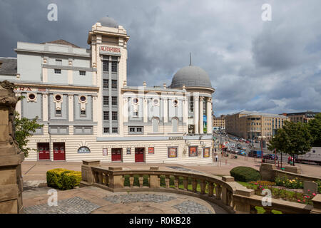 Vue extérieure de la façade du théâtre de l'Alhambra Bradford dans le centre de la ville de Bradford West Yorkshire Banque D'Images