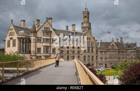 Avis de Bradford, l'Hôtel de ville victorienne prises à partir d'une passerelle au-dessus de Hall Ings. Le pont a été enlevé en 2009 dans le cadre de la City Park. Banque D'Images