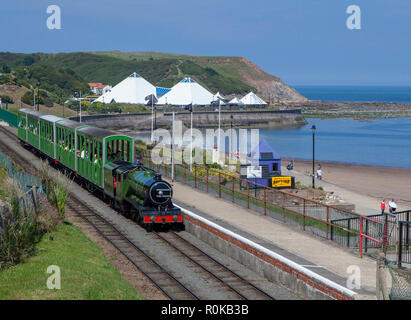 Un train à vapeur miniature tire dans une station de la North Bay Railway principale attraction de Scarborough, Yorkshire du Nord Banque D'Images