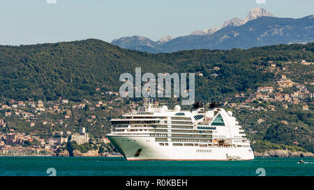 Vue panoramique sur le Golfe des Poètes avec bateau de croisière et le château de Lerici en arrière-plan, ligurie, italie Banque D'Images