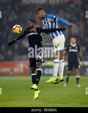L'Andre-Frank Fulham Zambo Anguissa et Huddersfield Town's Steve Mounie (à droite) bataille pour la balle durant le premier match de championnat à la John Smith's Stadium, Huddersfield. Banque D'Images