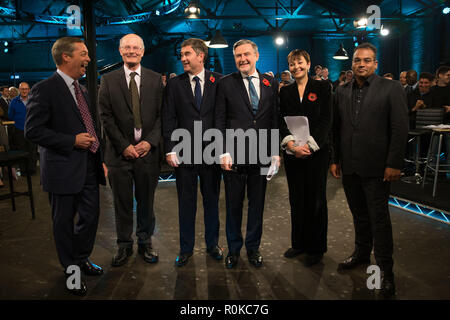 Les participants du débat y compris Nigel Farage, Secrétaire de la Justice David Gauke (troisième à gauche), secrétaire du Commerce Ombre Barry Gardner (troisième à droite), le Parti Vert MP Caroline Lucas (deuxième à droite) et le canal 4 Krishnan Guru-Murthy hôte au canal 4 Brexit débat en direct sur la Custard Factory, Birmingham. Banque D'Images