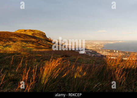 McArt's fort tard en soirée la lumière. Aussi connu localement sous le nez de Napoléon, c'est le plus haut sur la colline Cavehill avec une vue imprenable sur Belfast City. N. Banque D'Images