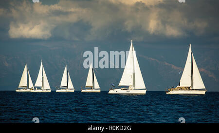 Bateaux à voile à participer à des régates de voile entre les îles grecques de la mer Egée en cas de tempête. Banque D'Images