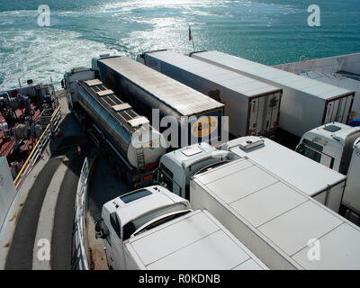 AJAXNETPHOTO. En 2018. DUNKERQUE, FRANCE. - Les camions chargés de marchandises SUR LA CROIX CHANNEL FERRY DFDS Seaways DELFT dirigée à Douvres. PHOTO:JONATHAN EASTLAND/AJAX REF:GXR180910 741 Banque D'Images