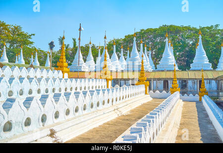La célèbre Pagode Kuthodaw complexe avec Trapitaka blanc à l'intérieur de textes stupas, Mandalay, Myanmar Banque D'Images