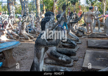 SUPHAN BURI, THAÏLANDE, JAN 01 2018, le pécheur dans l'enfer. Une scène de l'enfer Bouddhiste. Banque D'Images