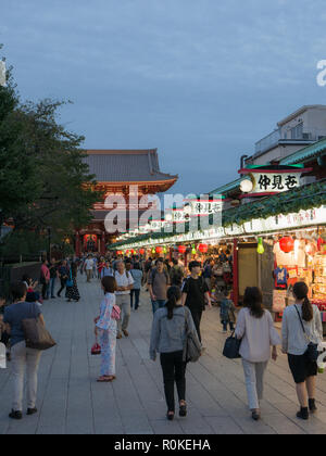 Tokyo, Japon. Le 12 septembre 2018. Soirée sur Nakamise-Dori bondé. - Asakusa, Tokyo, Japon Banque D'Images