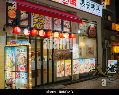 Tokyo, Japon. Le 12 septembre 2018. Un restaurant de nouilles ramen japonais avec des photos de plats différents dans le quartier Asakusa de Tokyo, Japon. Banque D'Images