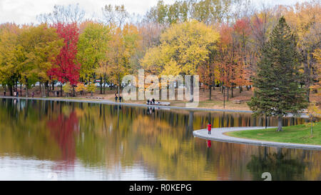 Lac aux castors en haut de Mont-Royal, comme des éclats de feuillage aux couleurs de l'automne. Montréal, Canada Banque D'Images
