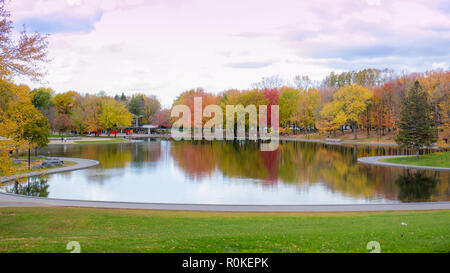 Lac aux castors en haut de Mont-Royal, comme des éclats de feuillage aux couleurs de l'automne. Montréal, Canada Banque D'Images