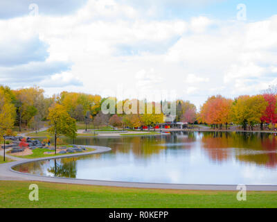 Lac aux castors en haut de Mont-Royal, comme des éclats de feuillage aux couleurs de l'automne. Montréal, Canada Banque D'Images
