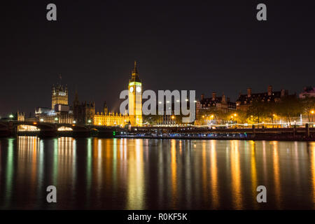 Les chambres du Parlement et Big Ben à partir de l'autre côté de la Tamise de nuit, Londres, Angleterre Banque D'Images