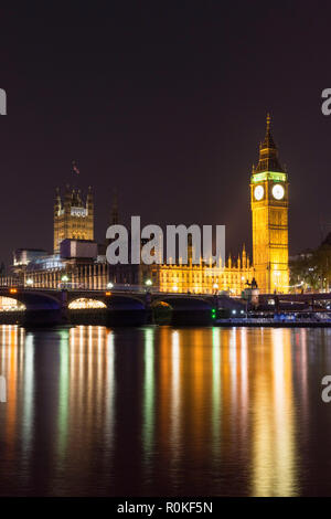 Les chambres du Parlement et Big Ben à partir de l'autre côté de la Tamise de nuit, Londres, Angleterre Banque D'Images