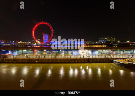 La BA London Eye et la Tamise à l'est de la nuit à Victoria Embankment, London, England Banque D'Images