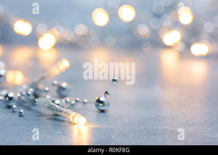 Perles fantaisie et floue lumières de Noël sur fond argenté. macro-vision Banque D'Images
