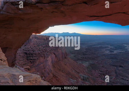 Lever du soleil à Mesa Arch, Moab, Utah, USA Banque D'Images