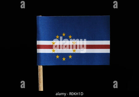 Un drapeau national du Cap-Vert le cure-dent sur fond noir. Se compose de cinq bandes horizontales inégales de bleu, blanc, rouge, blanc et bleu avec c Banque D'Images