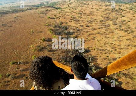 Couple sur hot air balloon safari Banque D'Images